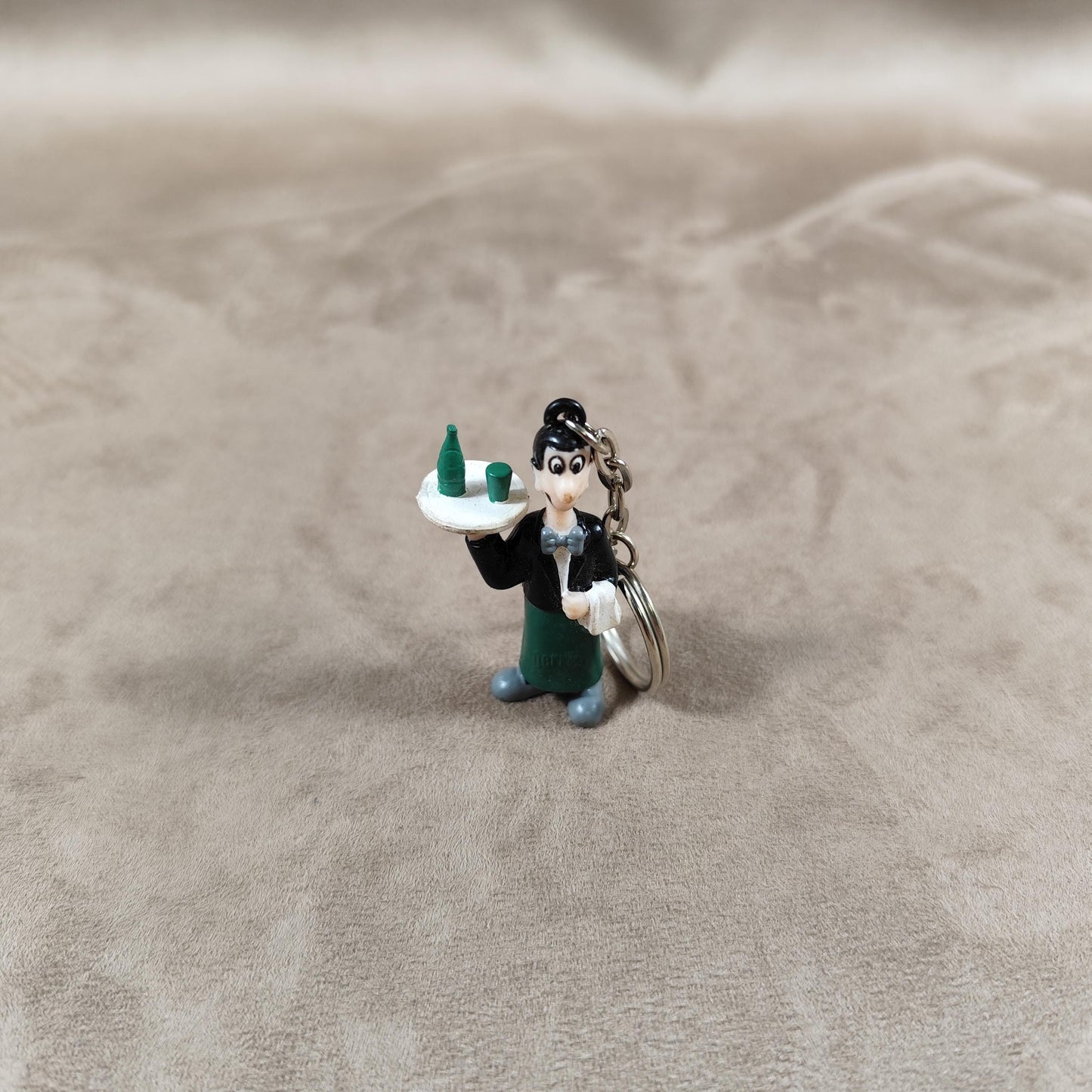 Porte clés Publicitaire en plastique Perrier en forme de serveur parisien vintage Made in France 1980