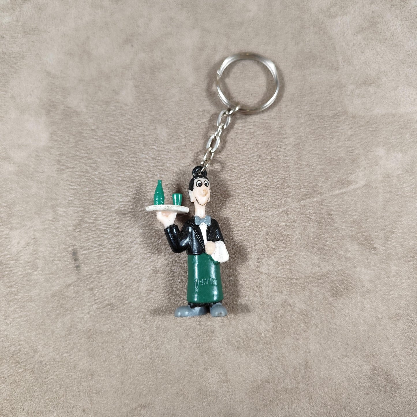 Porte clés Publicitaire en plastique Perrier en forme de serveur parisien vintage Made in France 1980