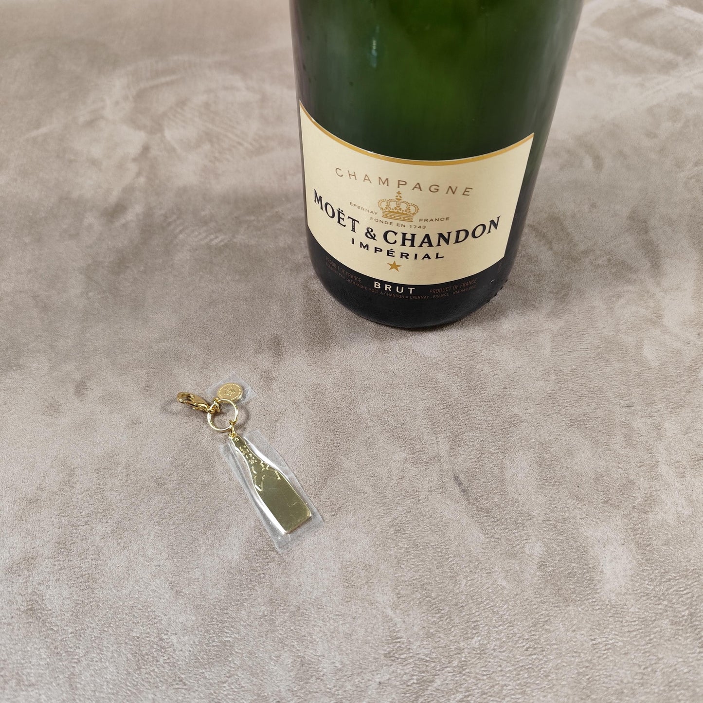 Porte clés charms Publicitaire en métal doré Champagne Moet et Chandon vintage