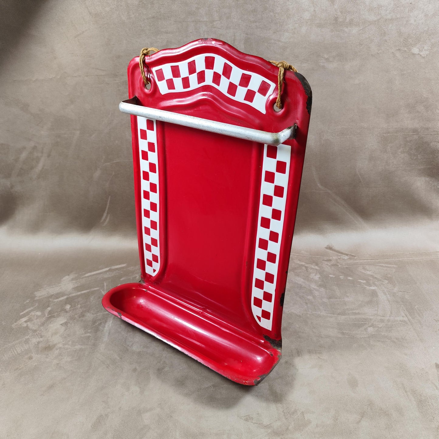 Support mural pour ustensiles de cuisine en émail damier Lustucru rouge , Made in France, Vintage 1950