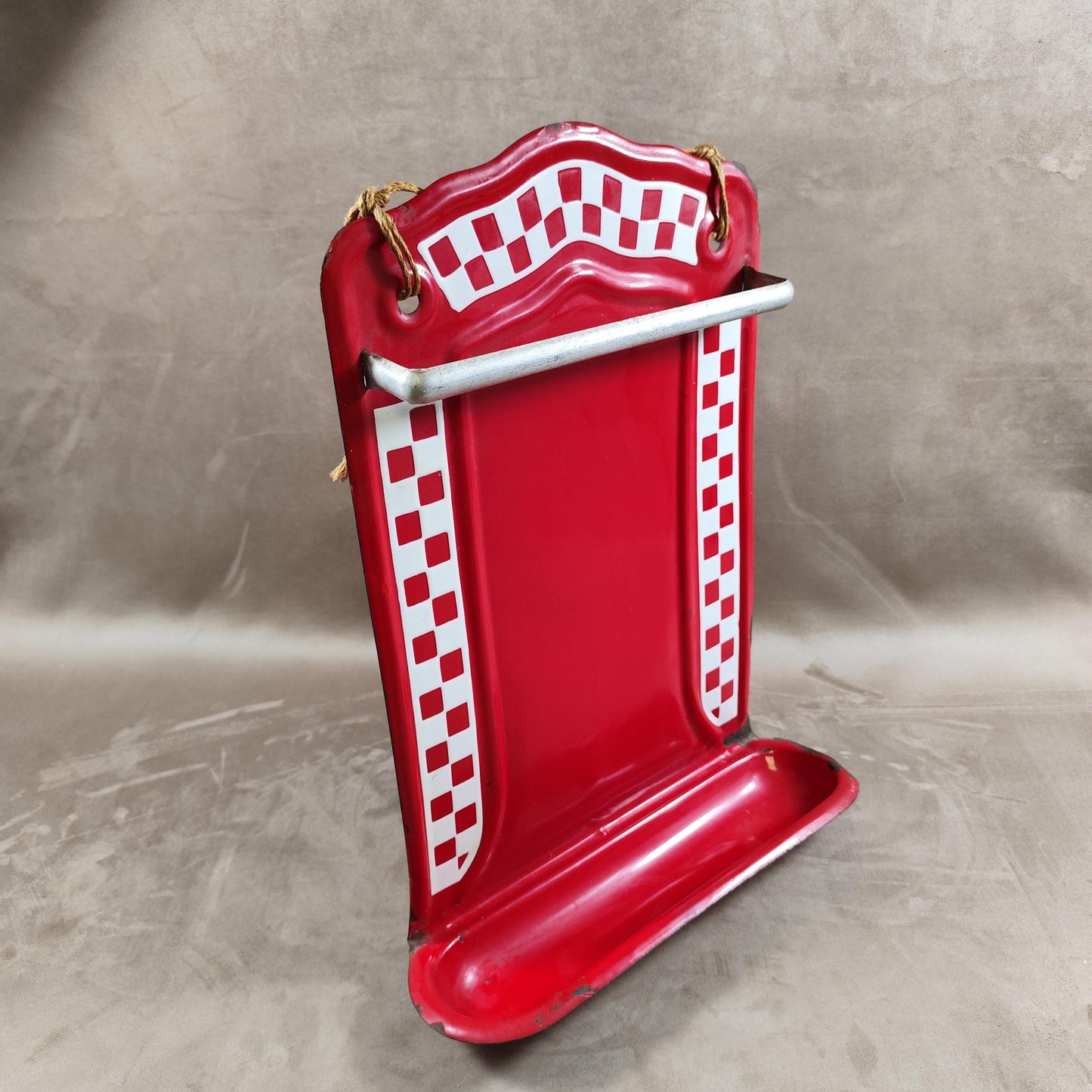 Support mural pour ustensiles de cuisine en émail damier Lustucru rouge , Made in France, Vintage 1950