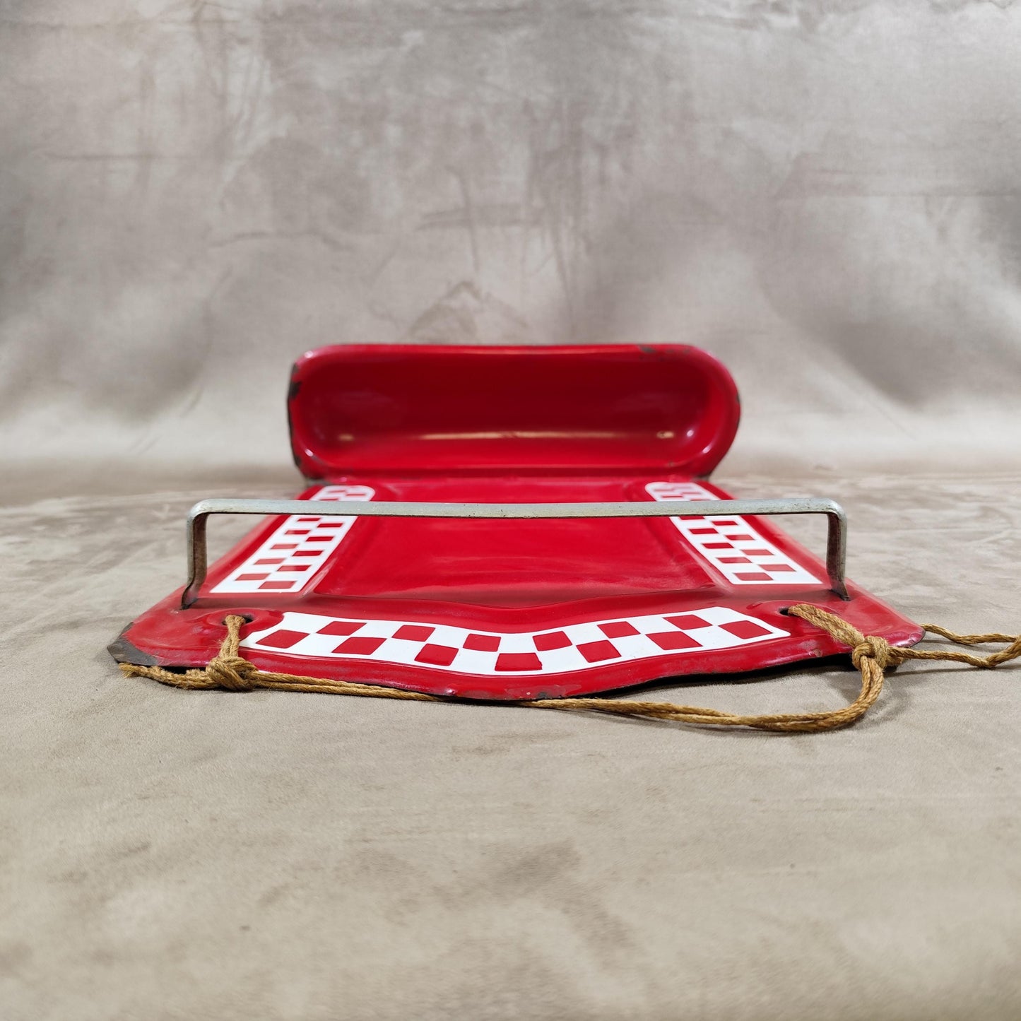 Support mural pour ustensiles de cuisine en émail damier Lustucru rouge , Made in France, Vintage 1950