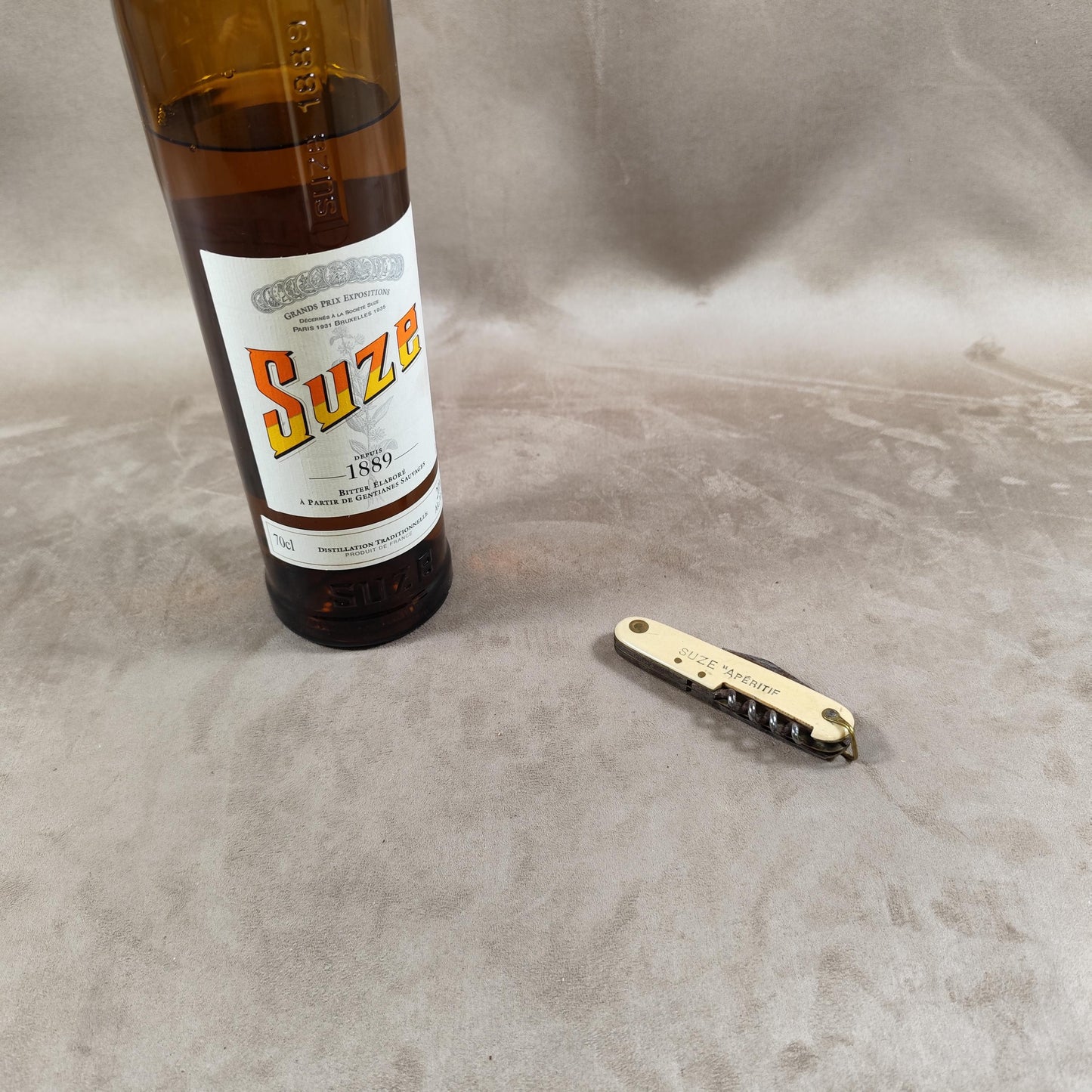 Couteau pliant Suze en métal et plastique Made in France Vintage 1960