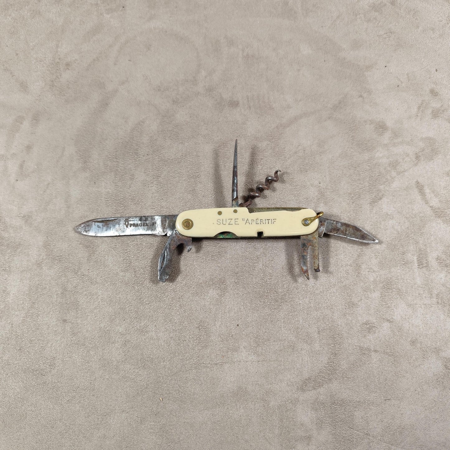 Couteau pliant Suze en métal et plastique Made in France Vintage 1960
