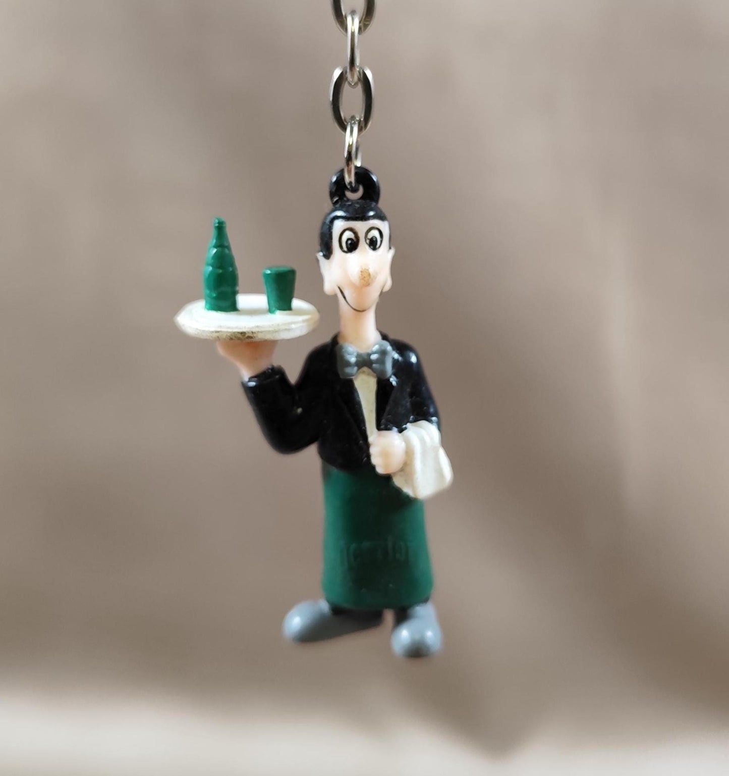 Porte clés Publicitaire en plastique Perrier en forme de serveur parisien vintage Made in France 1980