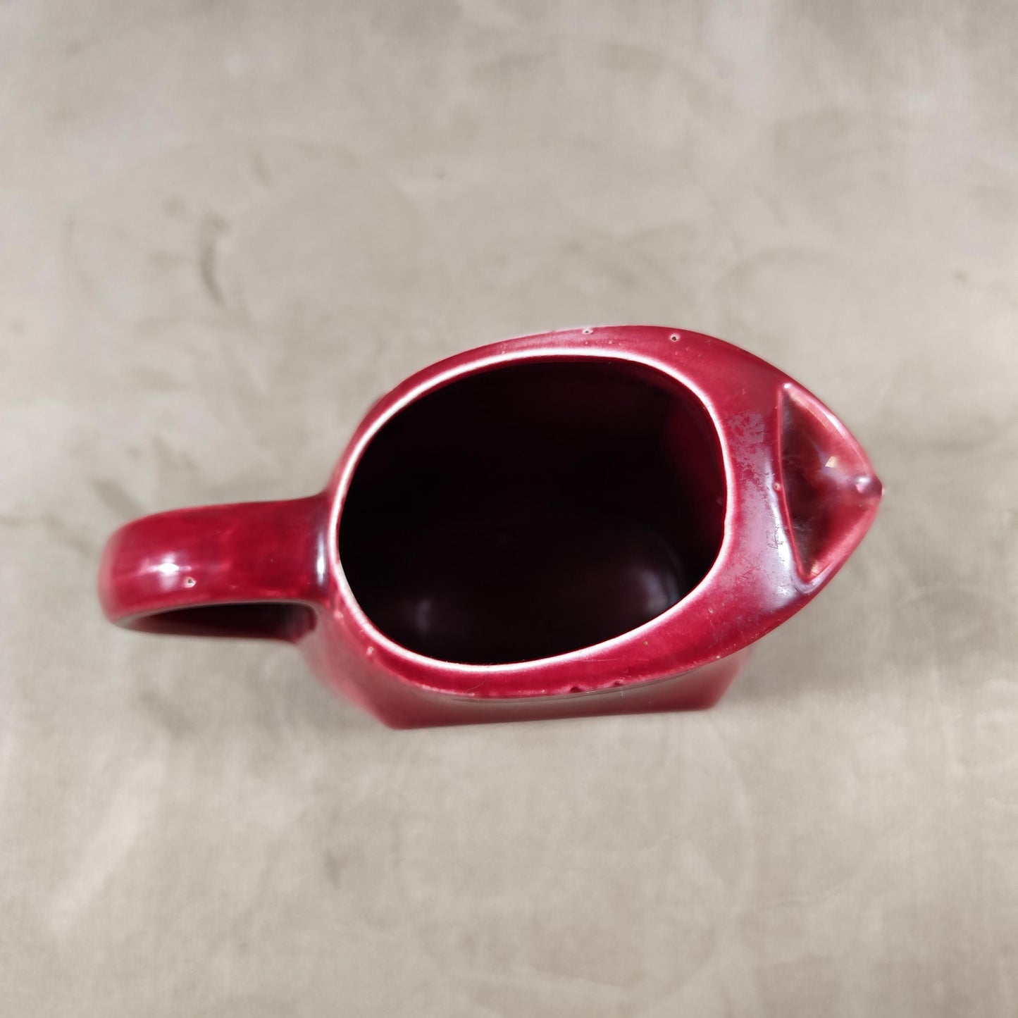 Pichet Whisky Johnnie Walker en céramique rouge par le Moulin des Loups Made in France Vintage 1970