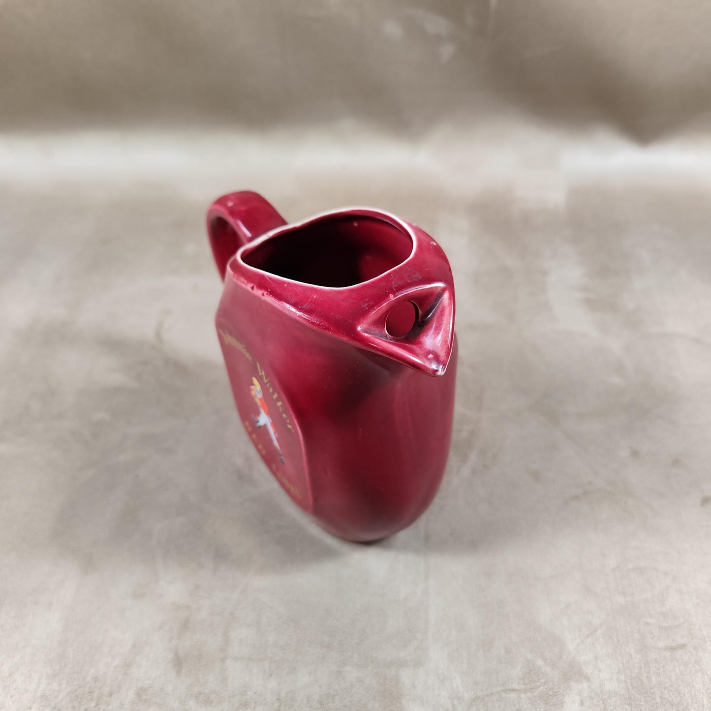 Pichet Whisky Johnnie Walker en céramique rouge par le Moulin des Loups Made in France Vintage 1970