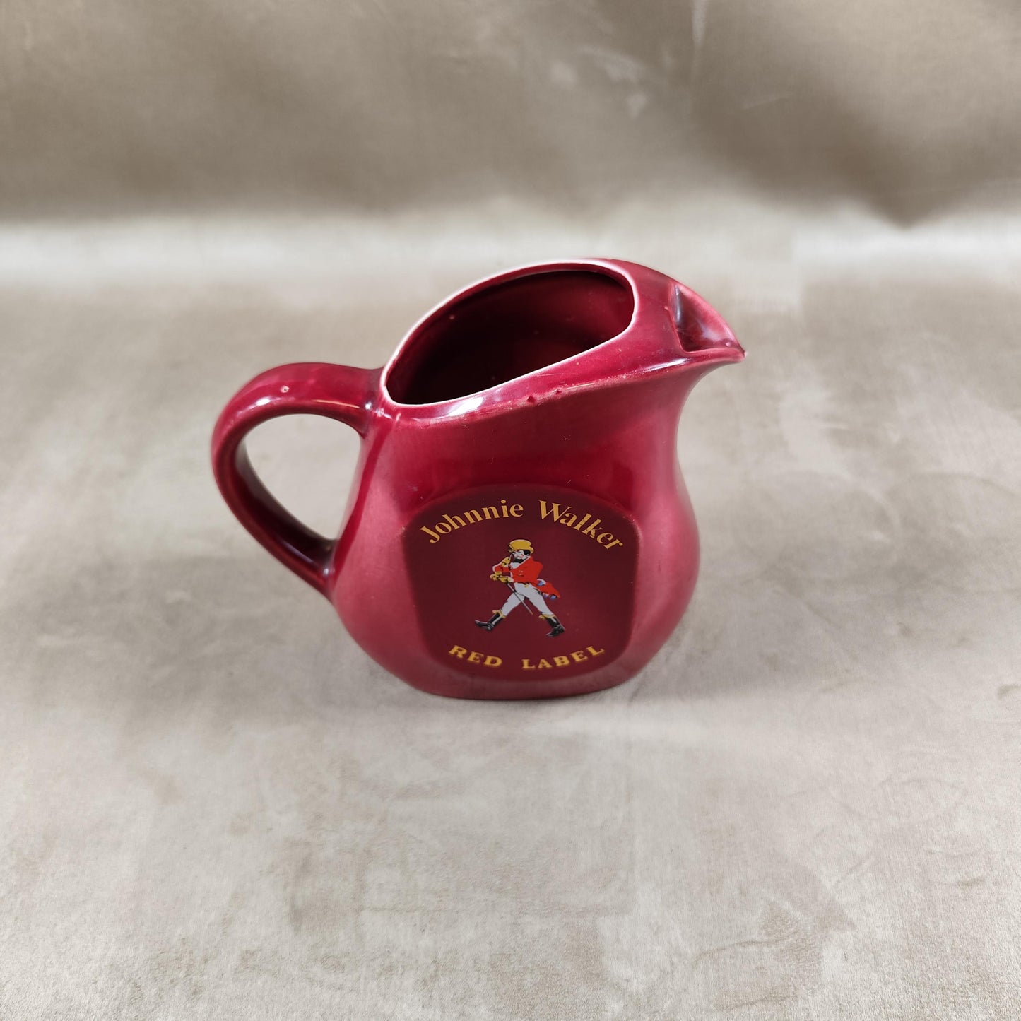 Pichet Whisky Johnnie Walker en céramique rouge par le Moulin des Loups Made in France Vintage 1970