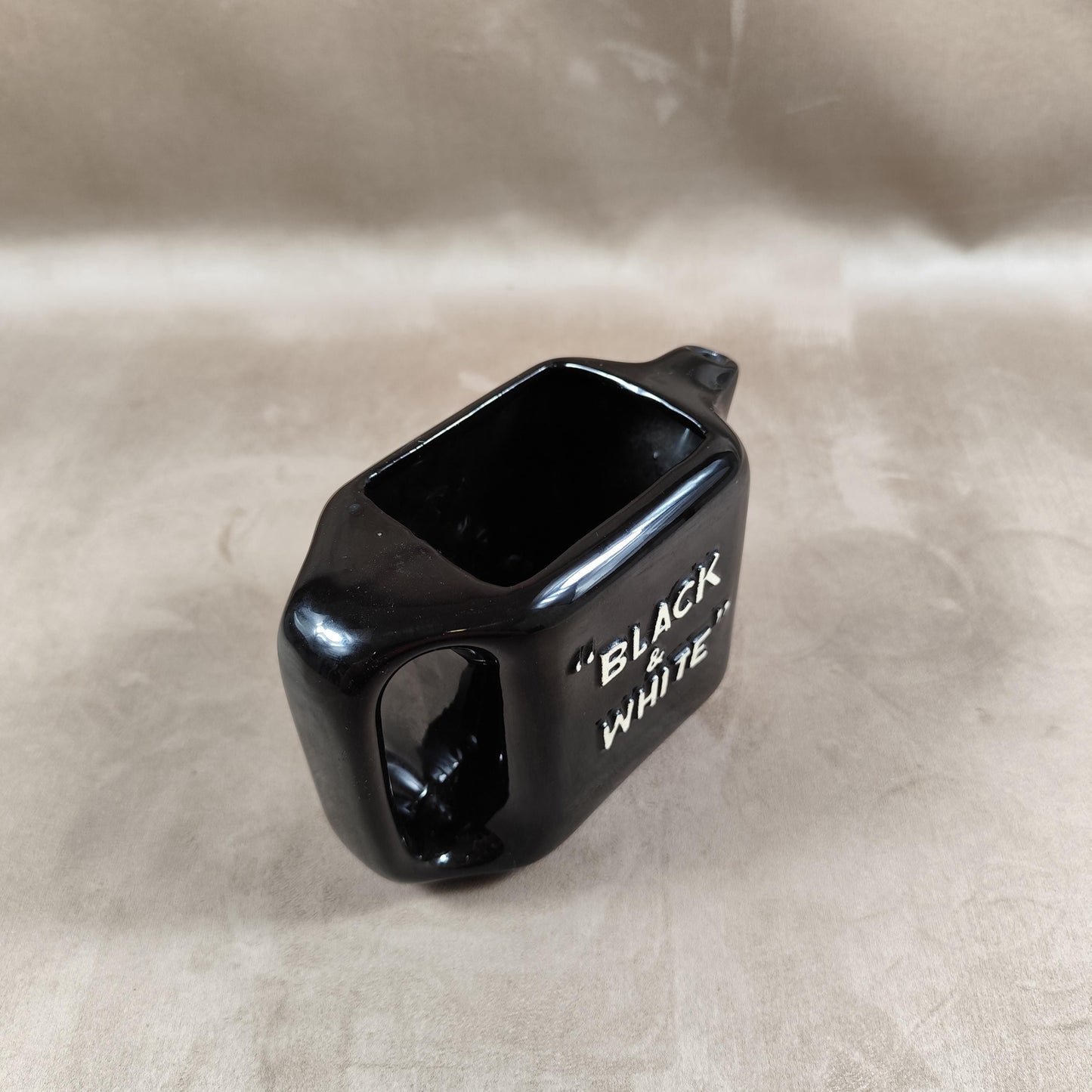 Cruche publicitaire en céramique Whisky Black & White Made in England vintage 1980