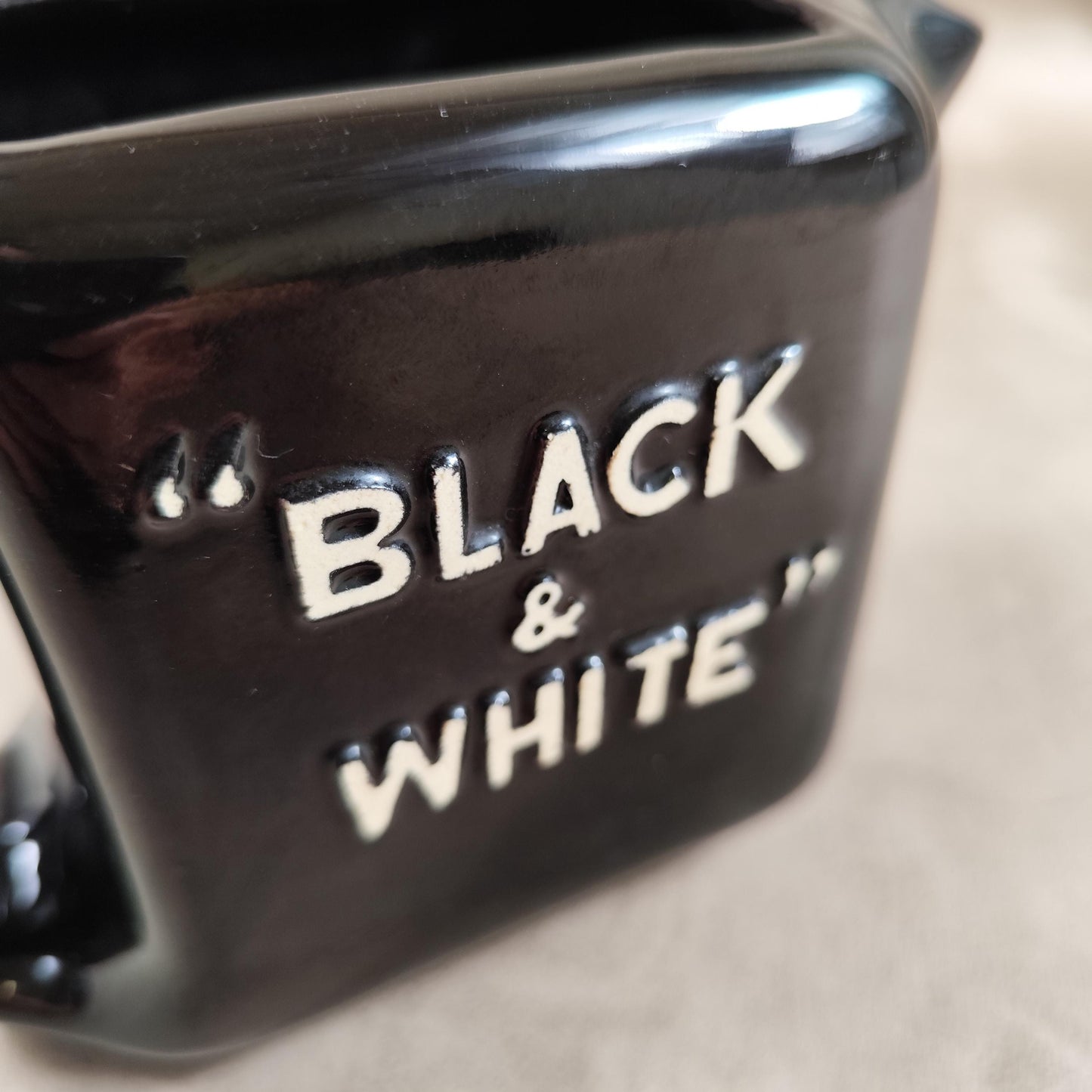 Cruche publicitaire en céramique Whisky Black & White Made in England vintage 1980