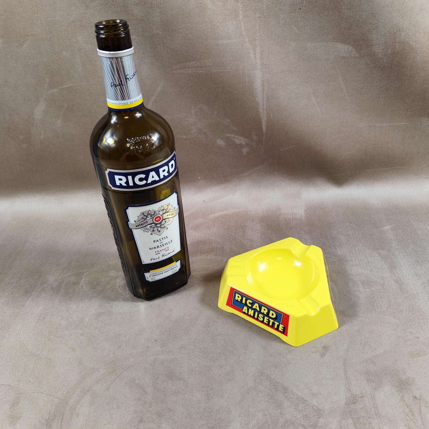 Cendrier de bar triangulaire publicitaire RICARD en plastique jaune Made in France Vintage 1960