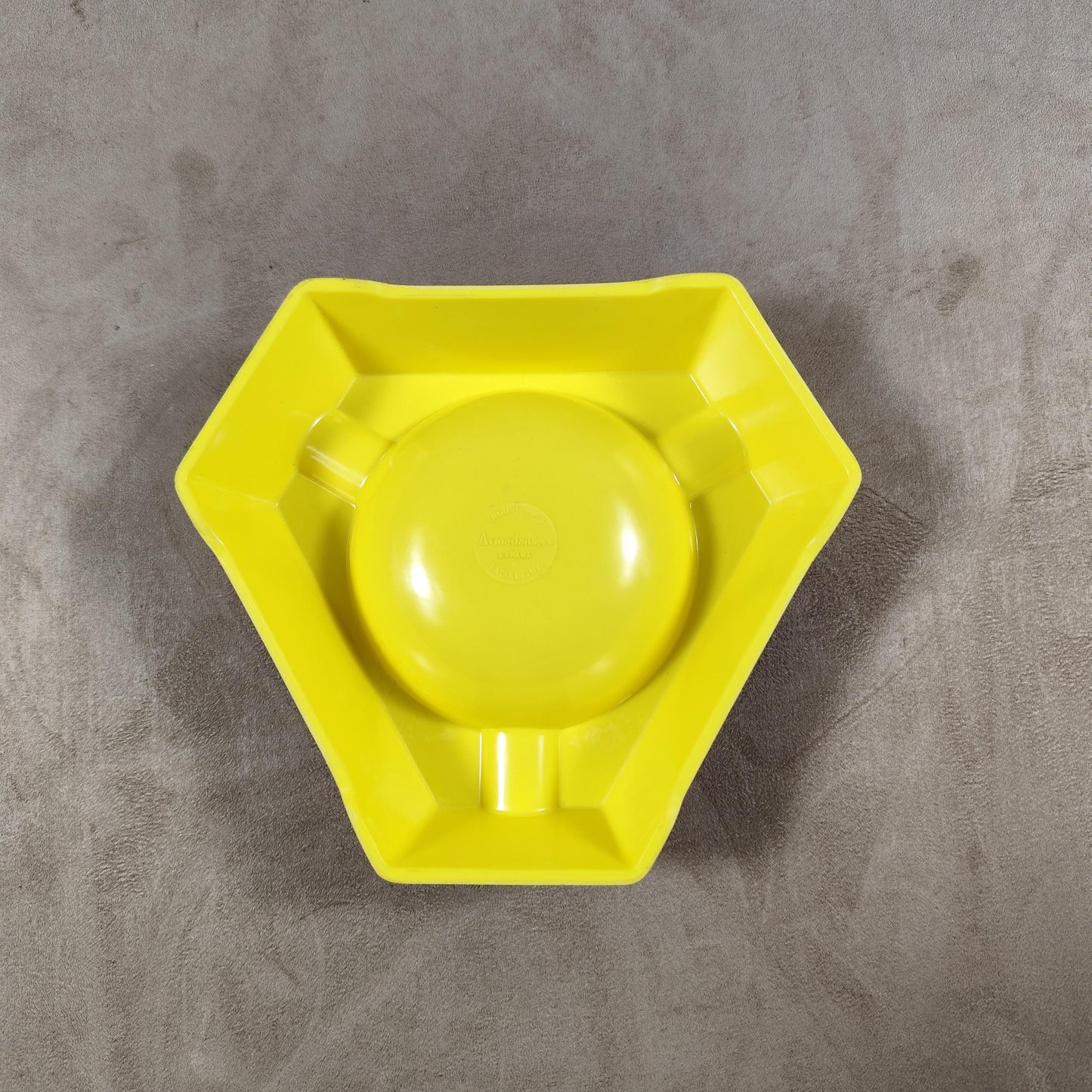 Cendrier de bar triangulaire publicitaire RICARD en plastique jaune Made in France Vintage 1960