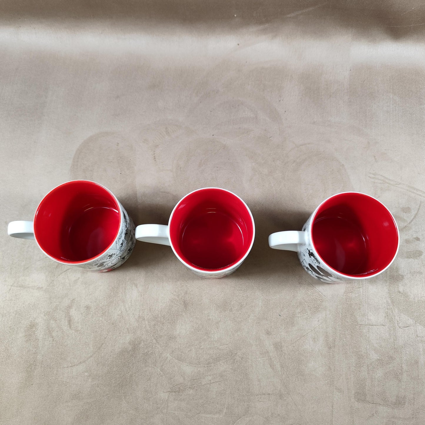 Lot de 3 mugs Disneyland Paris avec les lettres "S" E" "E" en faience à décor de Mickey