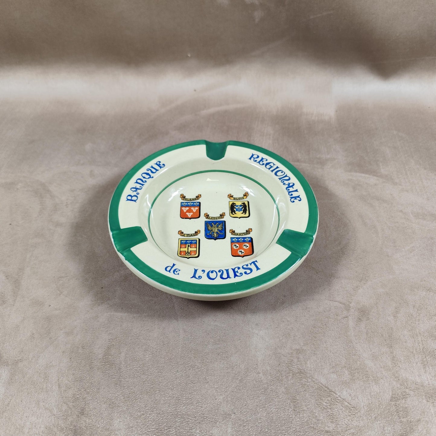 Cendrier en faience de Gien à décor des banques régionales de l'ouest de la France 1950