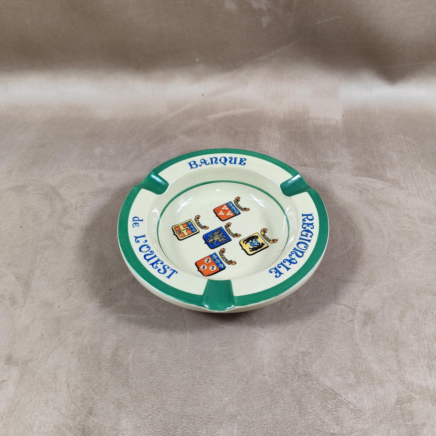 Cendrier en faience de Gien à décor des banques régionales de l'ouest de la France 1950
