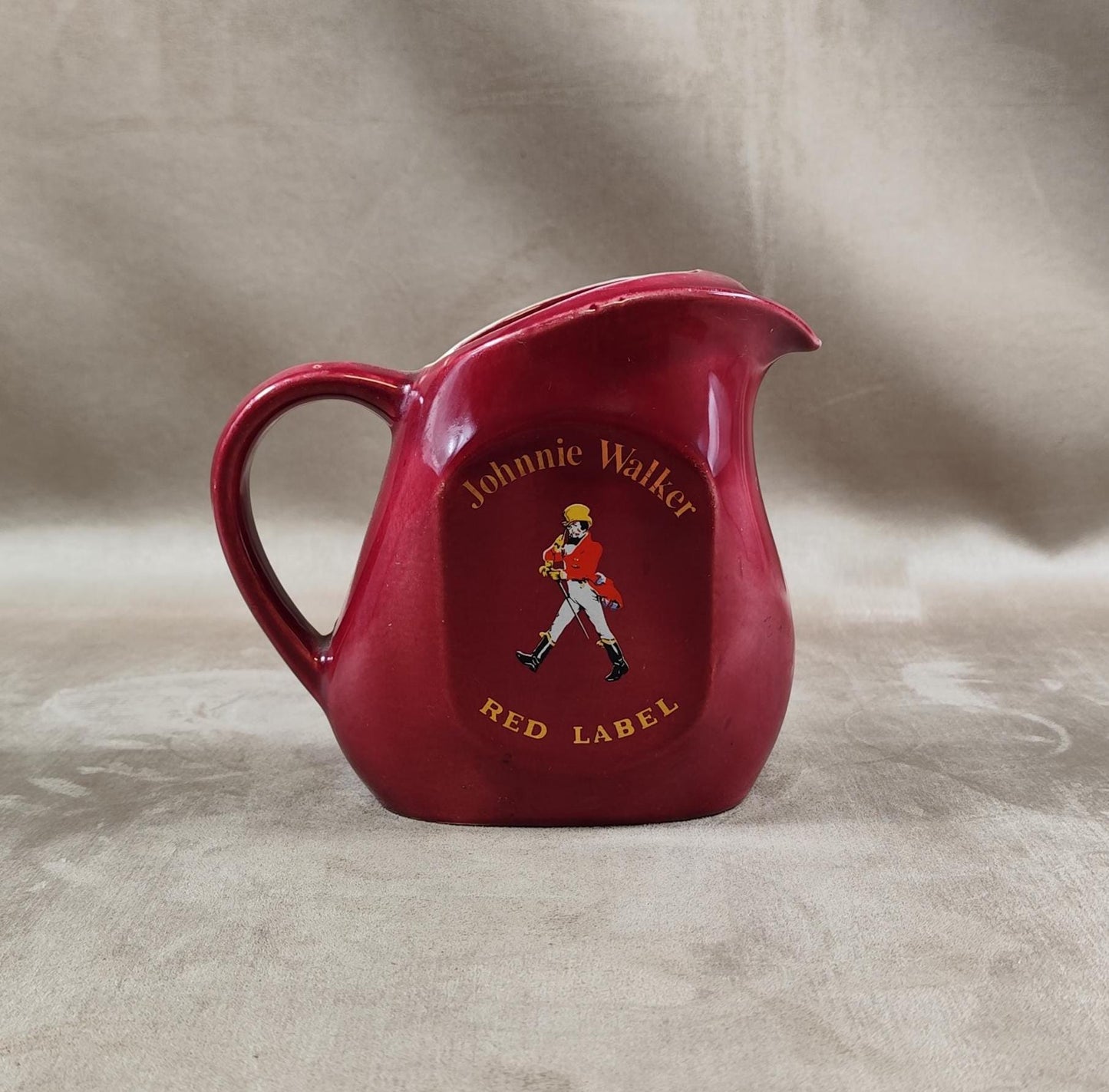 Pichet Whisky Johnnie Walker en céramique rouge par le Moulin des Loups Made in France Vintage 1970