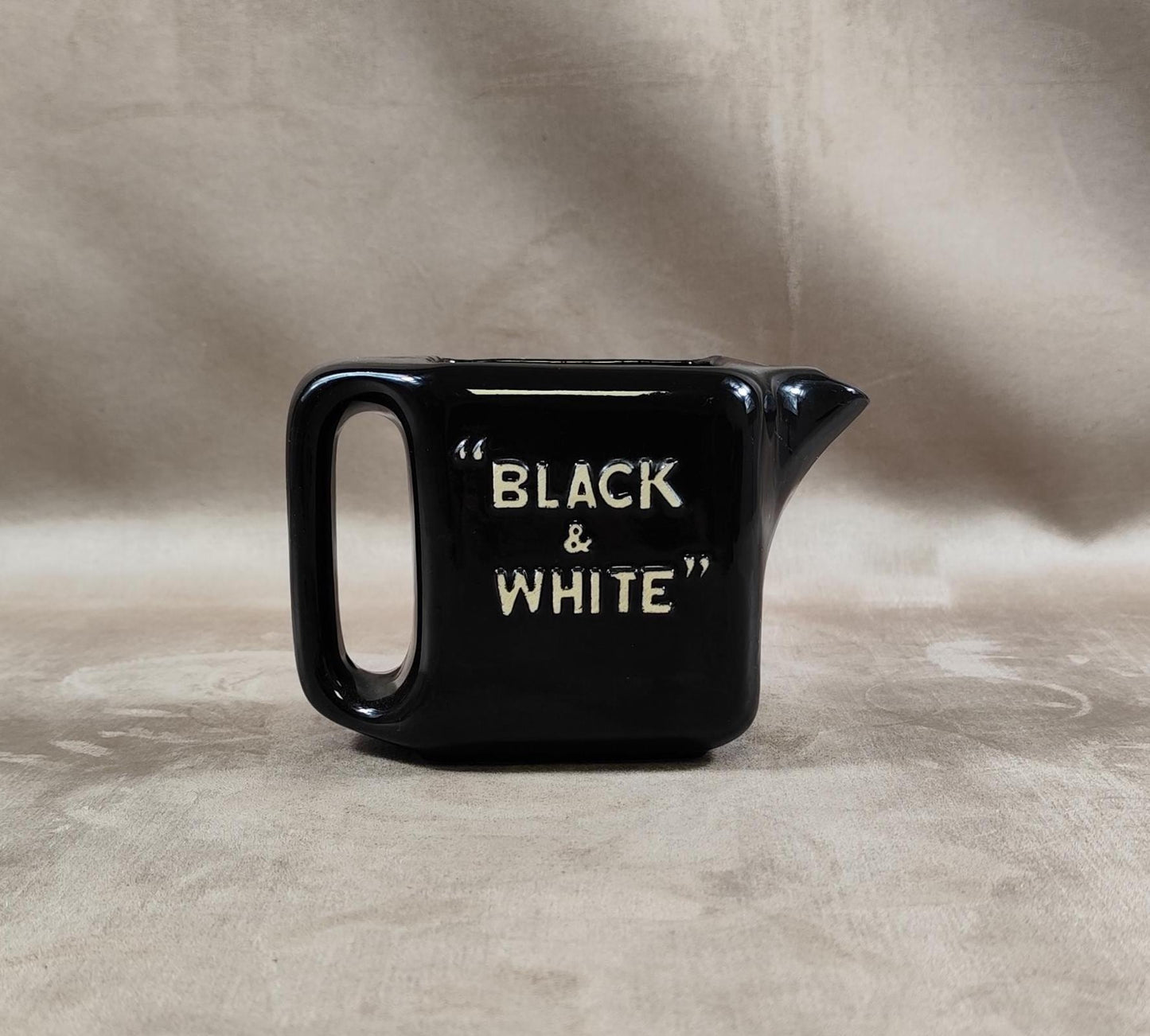 Cruche publicitaire en céramique Whisky Black & White Made in England vintage 1980