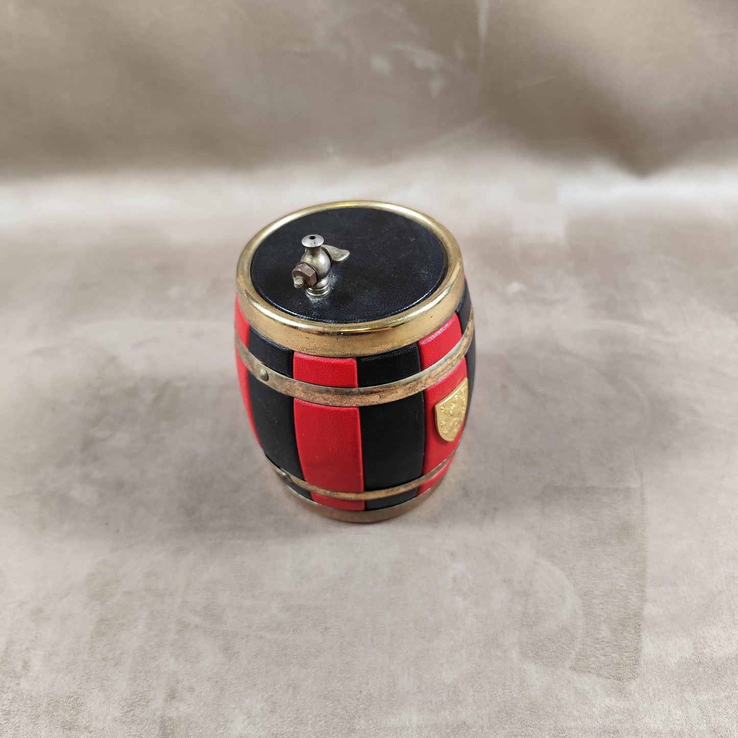 Distributeur de cigarette vintage en laiton et cuir noir et rouge Circa 1960