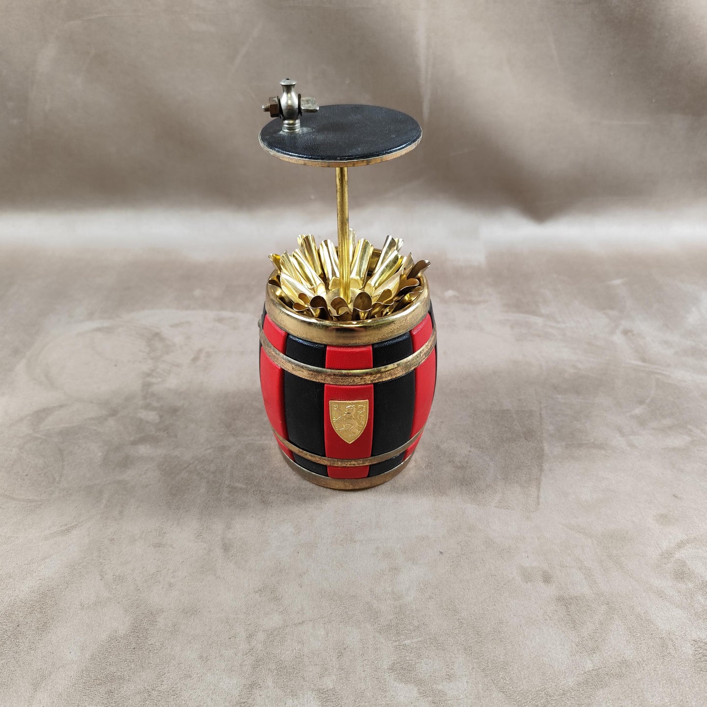 Distributeur de cigarette vintage en laiton et cuir noir et rouge Circa 1960