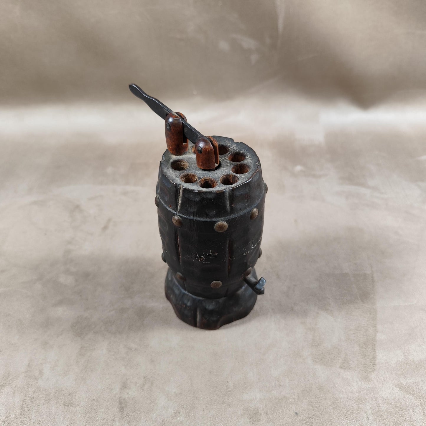 Distributeur boite à cigarette en bois en forme de tonneau vintage Made in France