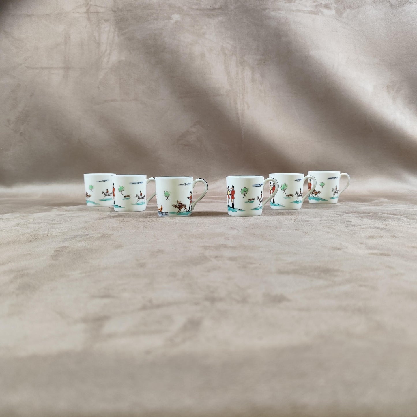 Lot de 6 tasses en porcelaine de Limoges à décor de scene de chasse peintes à la main à Chantilly