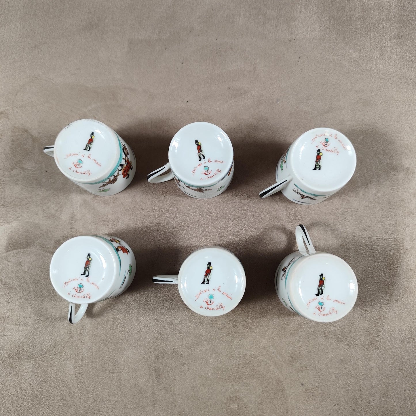 Lot de 6 tasses en porcelaine de Limoges à décor de scene de chasse peintes à la main à Chantilly