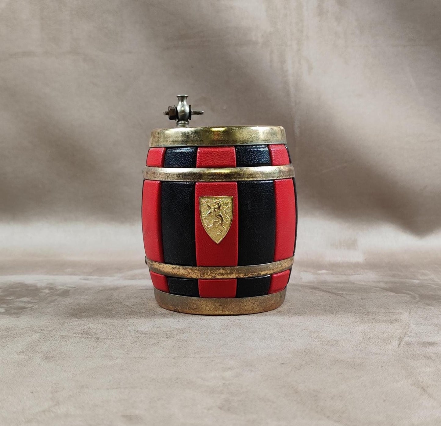 Distributeur de cigarette vintage en laiton et cuir noir et rouge Circa 1960