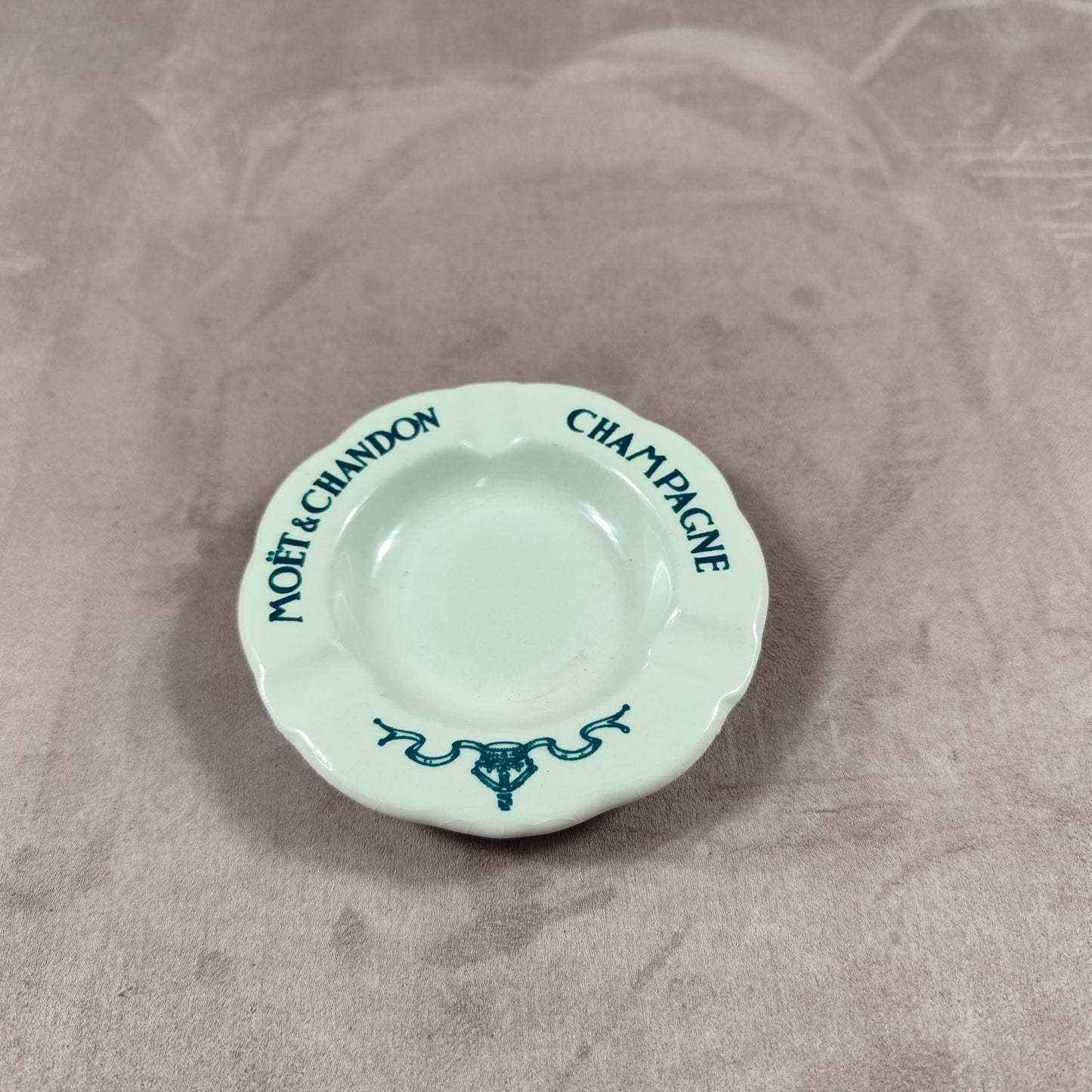 Cendrier champagne Moet & Chandon en faience verte Made in France Vintage 1960