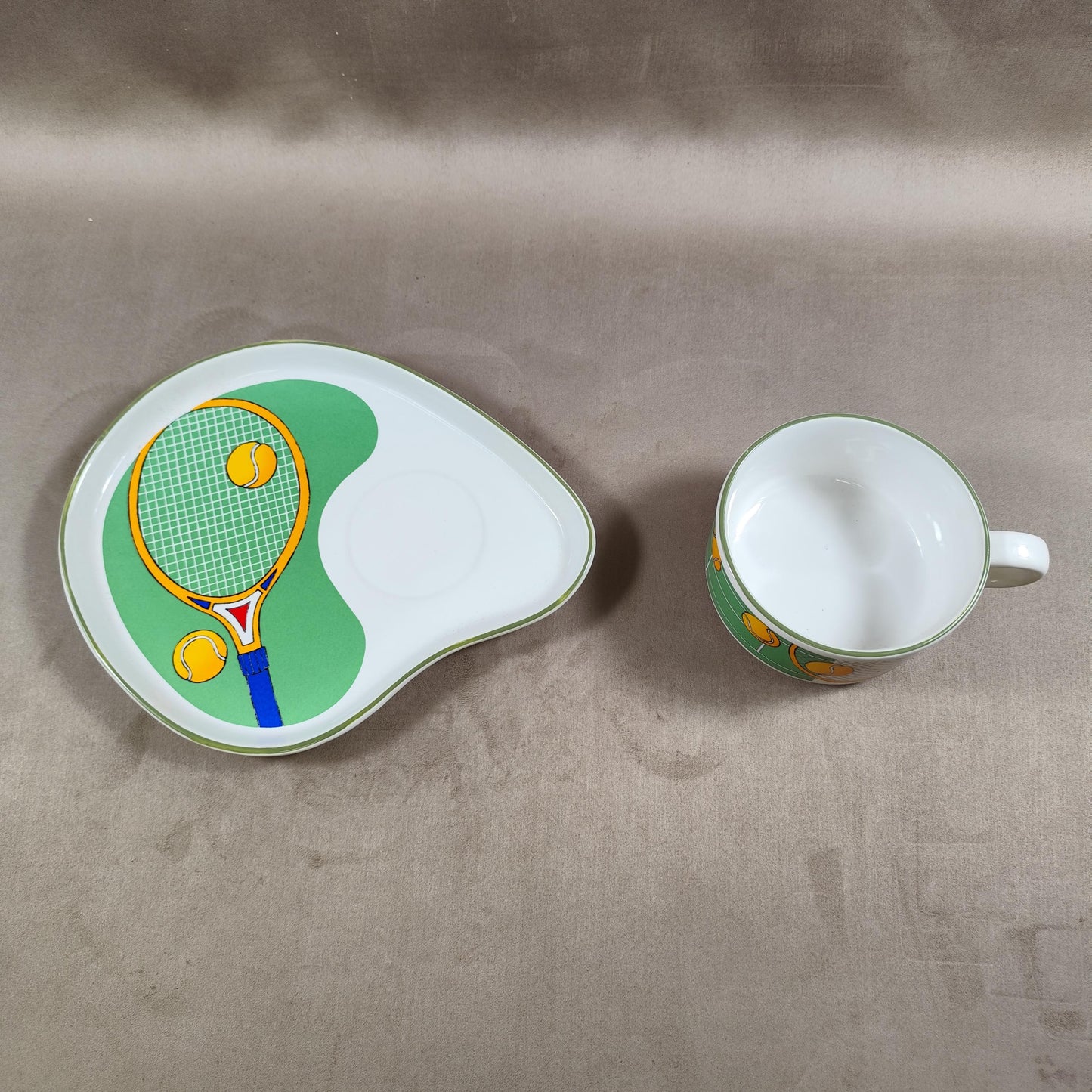 Service à petit déjeuner vintage sur le thème du tennis en faience by Maryann Baker 1980