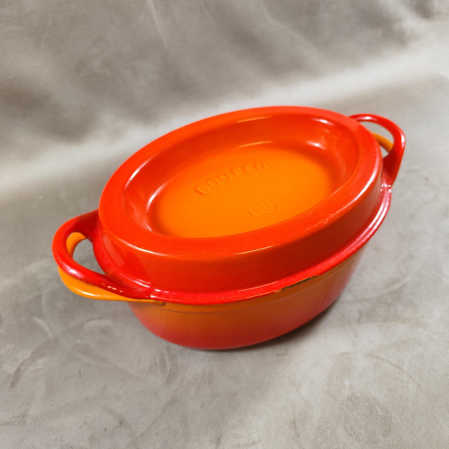 Cocotte DOUFEU en fonte émaillée orange Made in France Vintage 1970