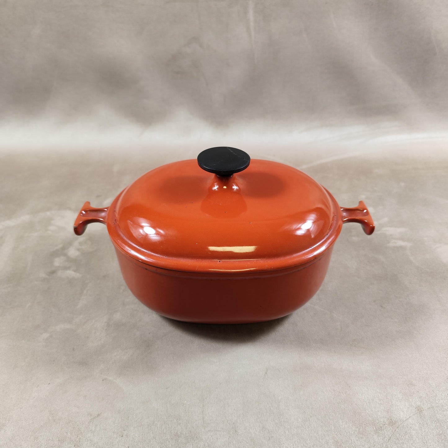 Cocotte LE CREUSET par Enzo Mari en fonte émaillée marron Made in France Vintage 1970