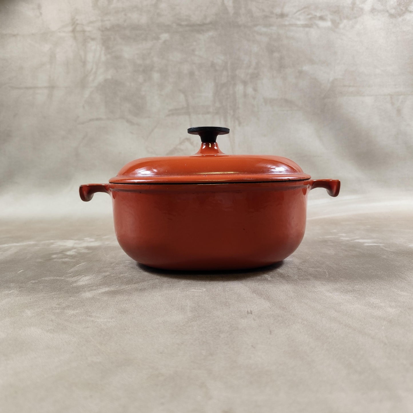 Cocotte LE CREUSET par Enzo Mari en fonte émaillée marron Made in France Vintage 1970
