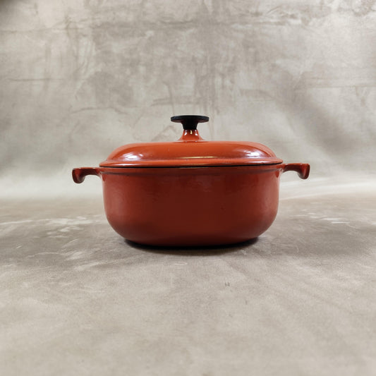 Cocotte LE CREUSET par Enzo Mari en fonte émaillée marron Made in France Vintage 1970