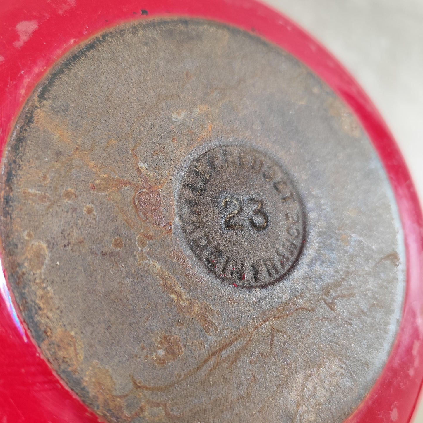 Plat LE CREUSET par Enzo Mari en fonte émaillée rouge Made in France Vintage 1980