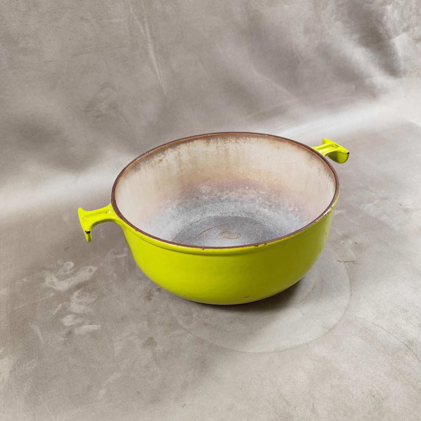 Plat LE CREUSET Enzo Mari en fonte émaillée jaune Made in France Vintage 1970