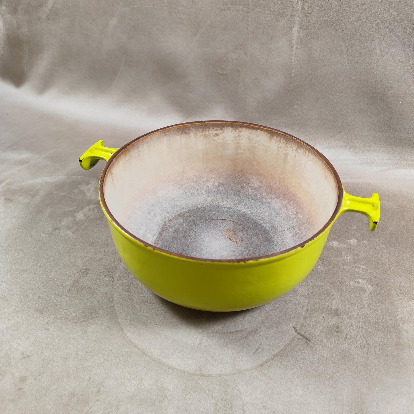 Plat LE CREUSET Enzo Mari en fonte émaillée jaune Made in France Vintage 1970