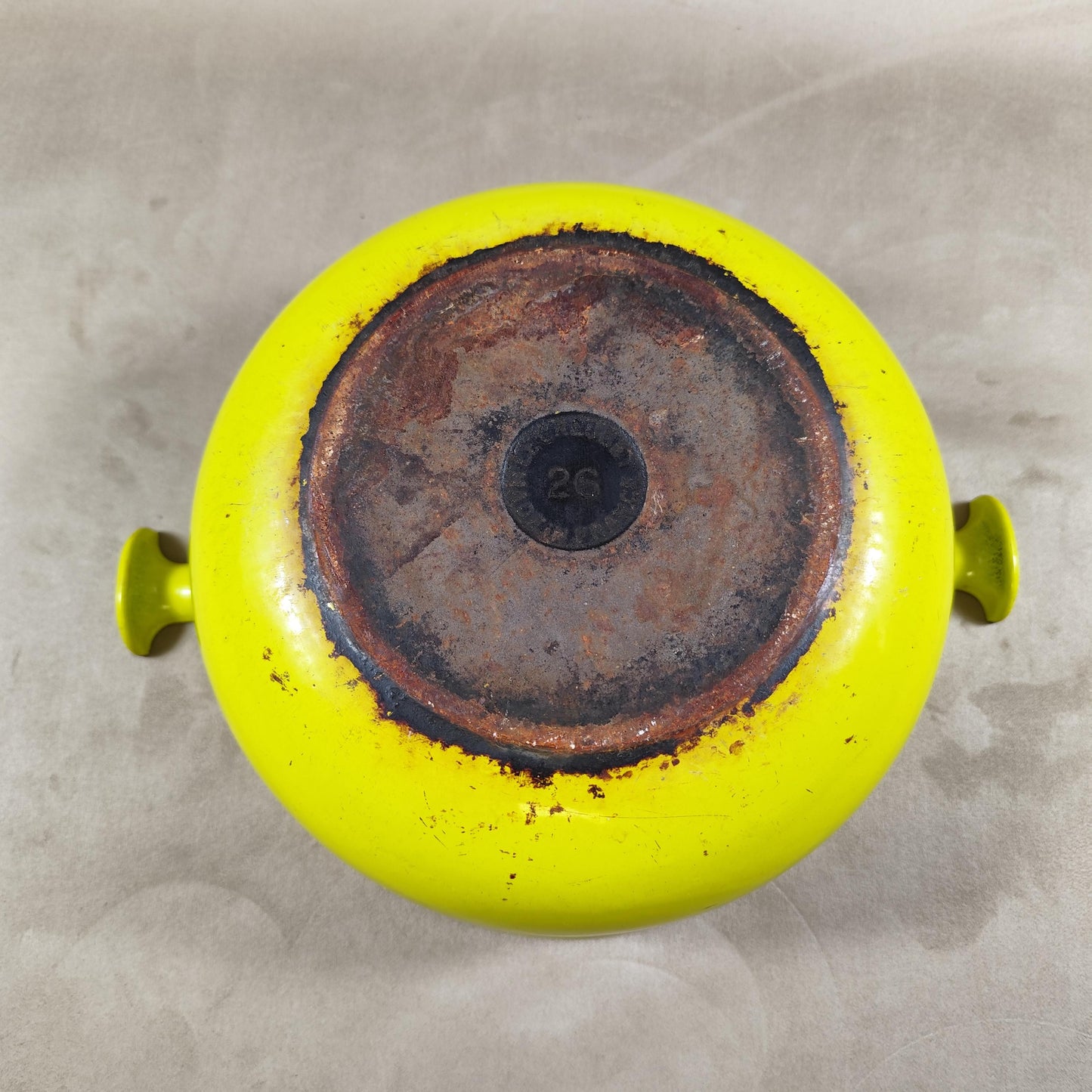 Plat LE CREUSET Enzo Mari en fonte émaillée jaune Made in France Vintage 1970