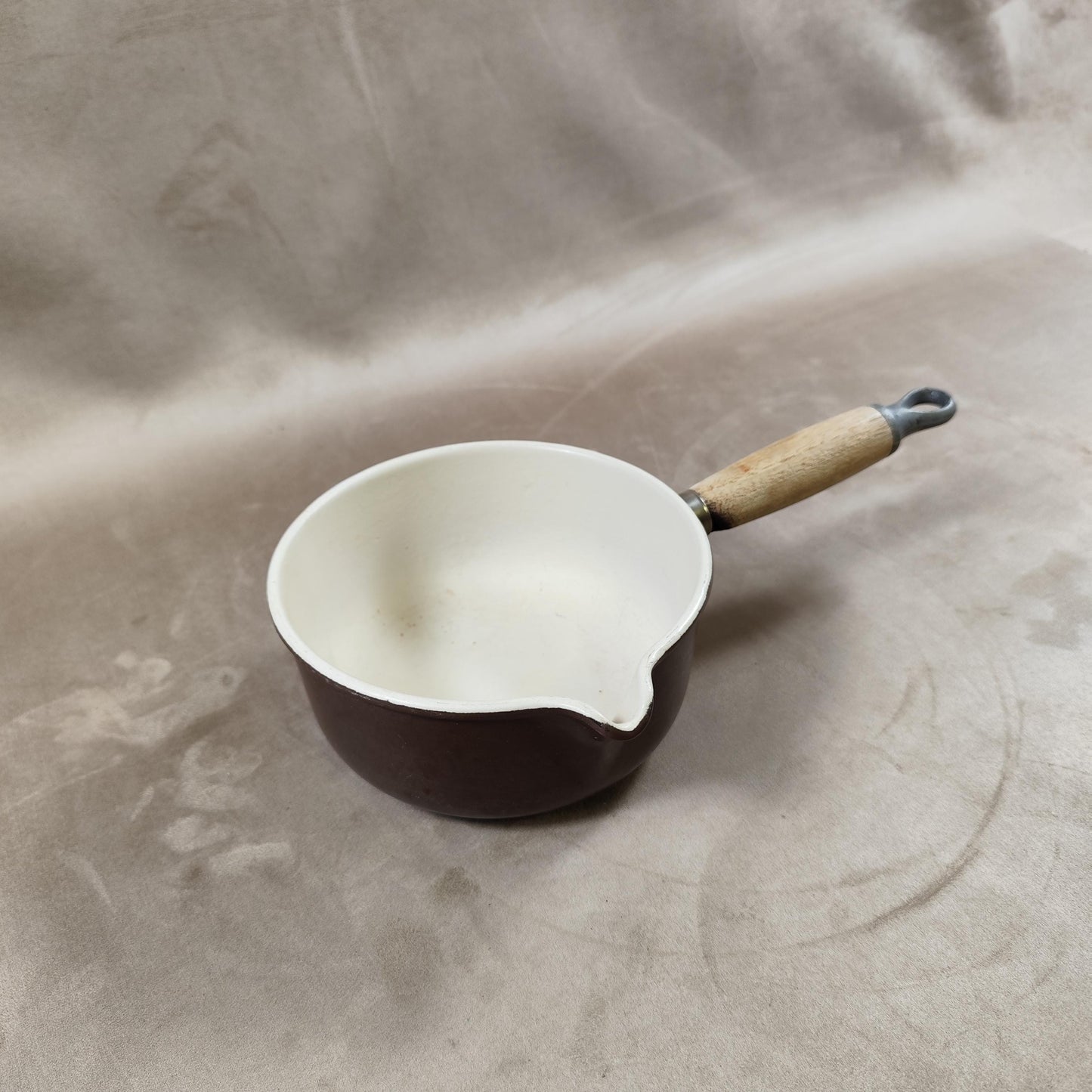 Casserole LE CREUSET avec bec verseur en fonte émaillée marron et manche en bois Made in France  Vintage 1970