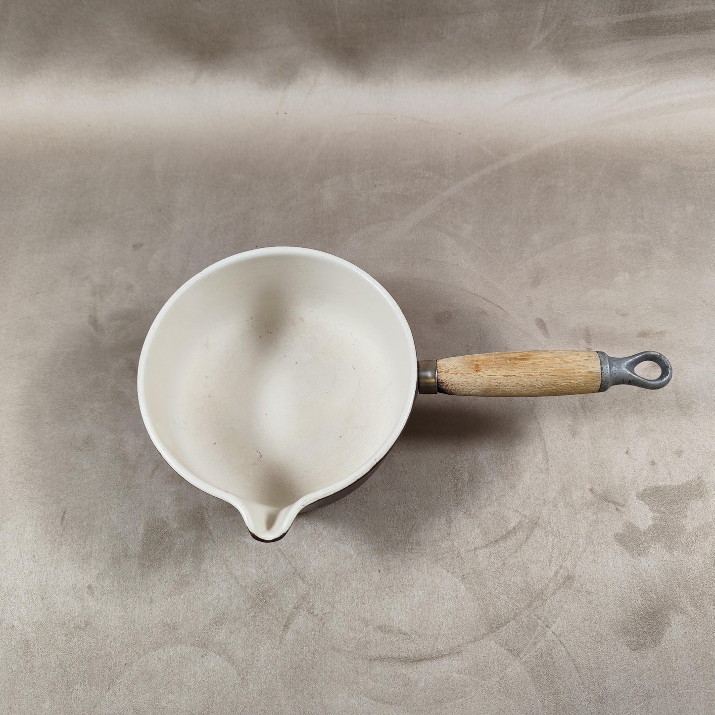 Casserole LE CREUSET avec bec verseur en fonte émaillée marron et manche en bois Made in France  Vintage 1970