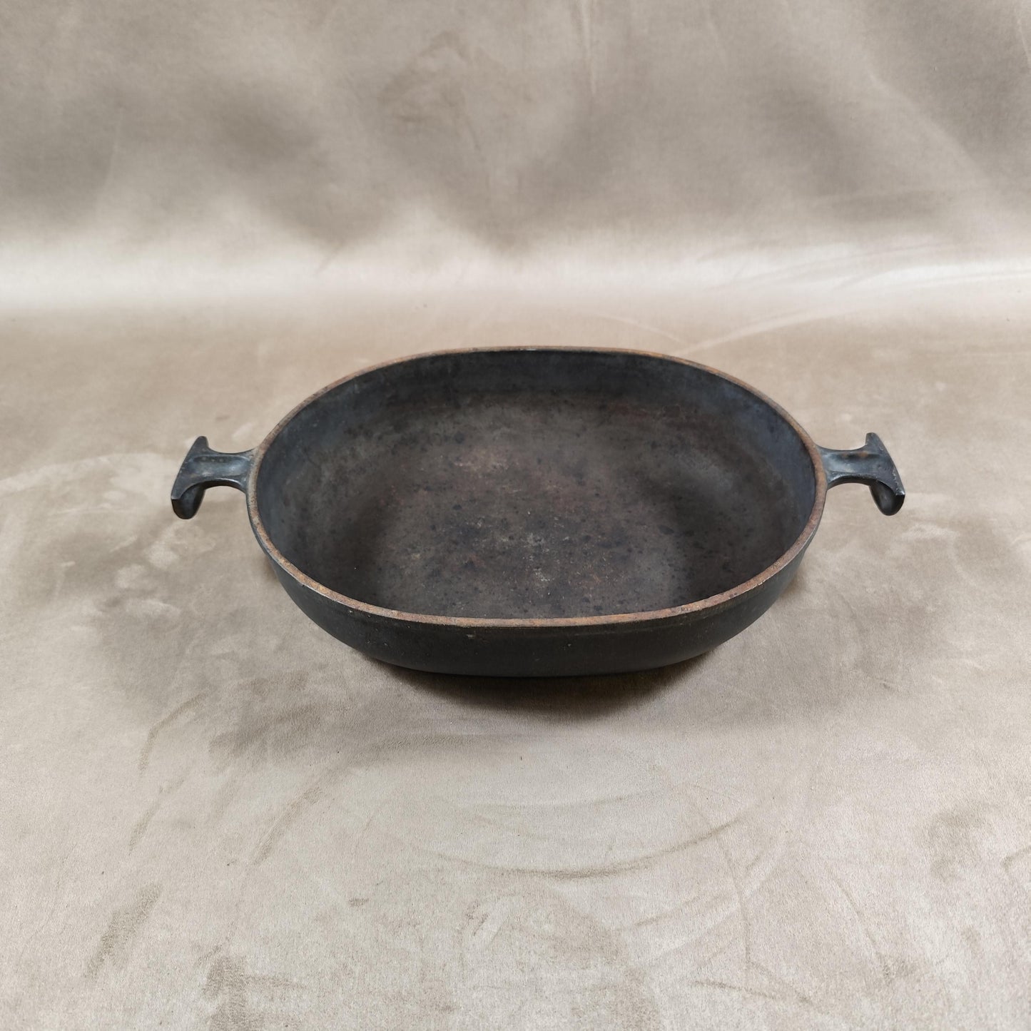 Plat LE CREUSET par Enzo Mari en fonte noire Made in France Vintage 1970