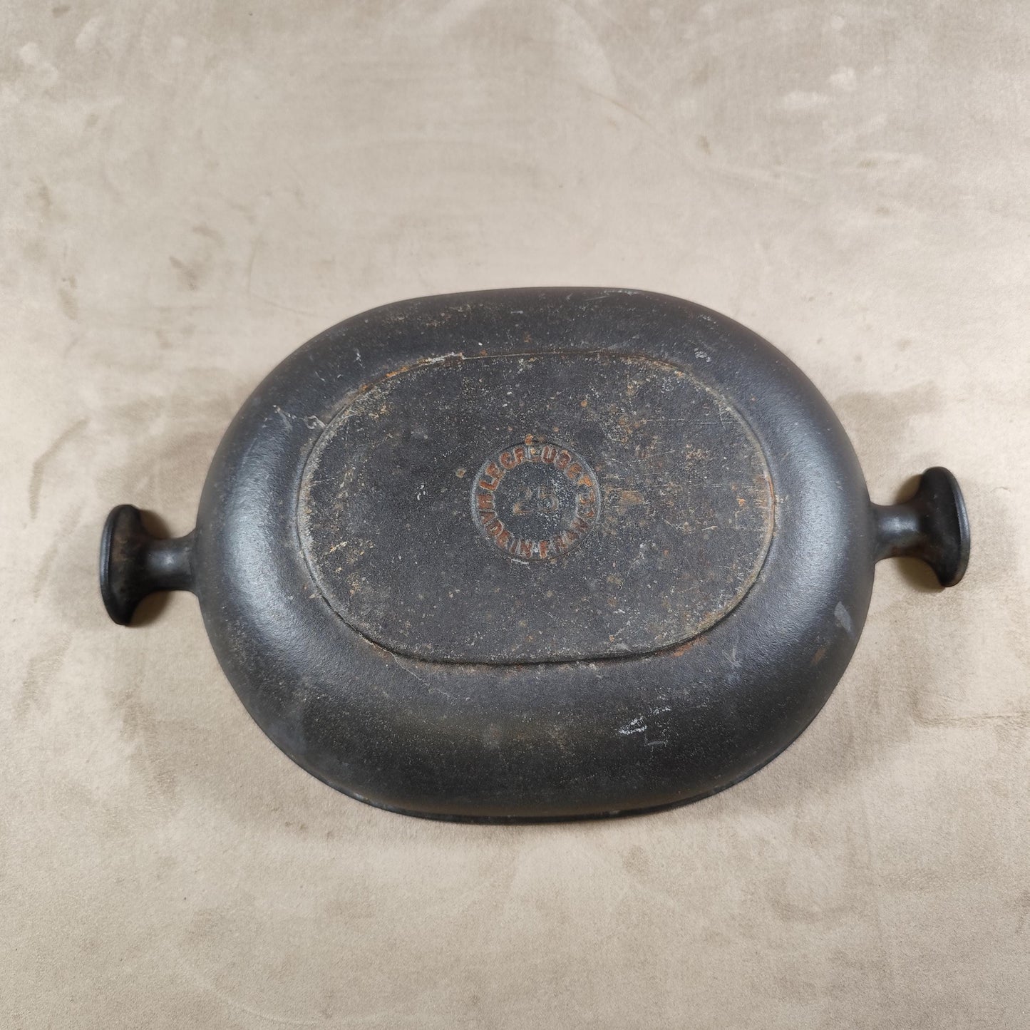 Plat LE CREUSET par Enzo Mari en fonte noire Made in France Vintage 1970