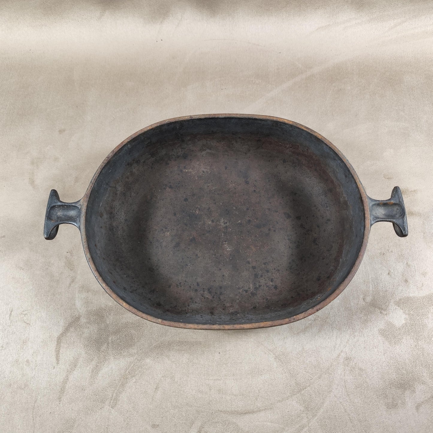 Plat LE CREUSET par Enzo Mari en fonte noire Made in France Vintage 1970