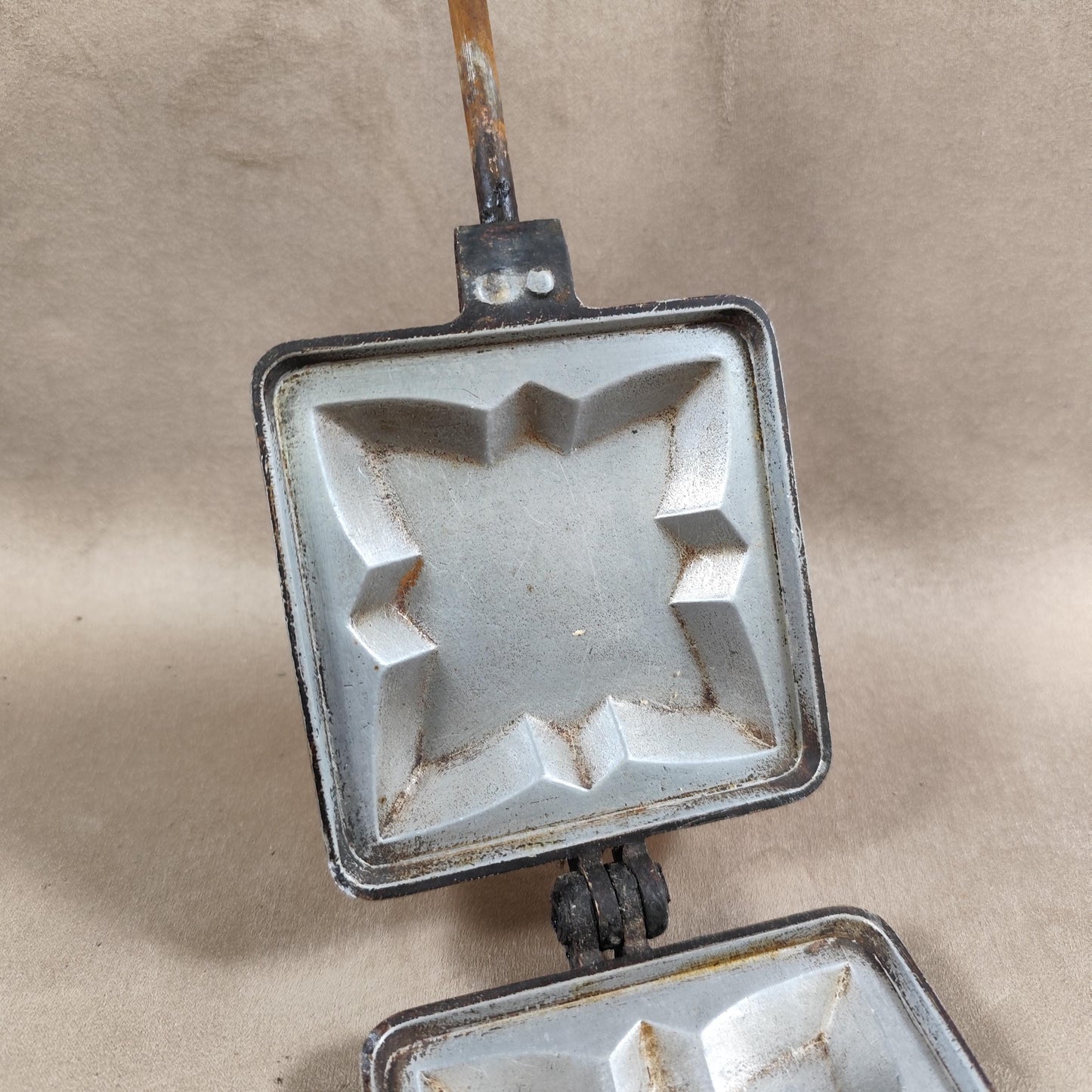 Appareil à croque-monsieur L'ETOILE 1 plaques en fonte d'aluminium avec poignées en bois toasteur ancien Made in France Vintage 1970
