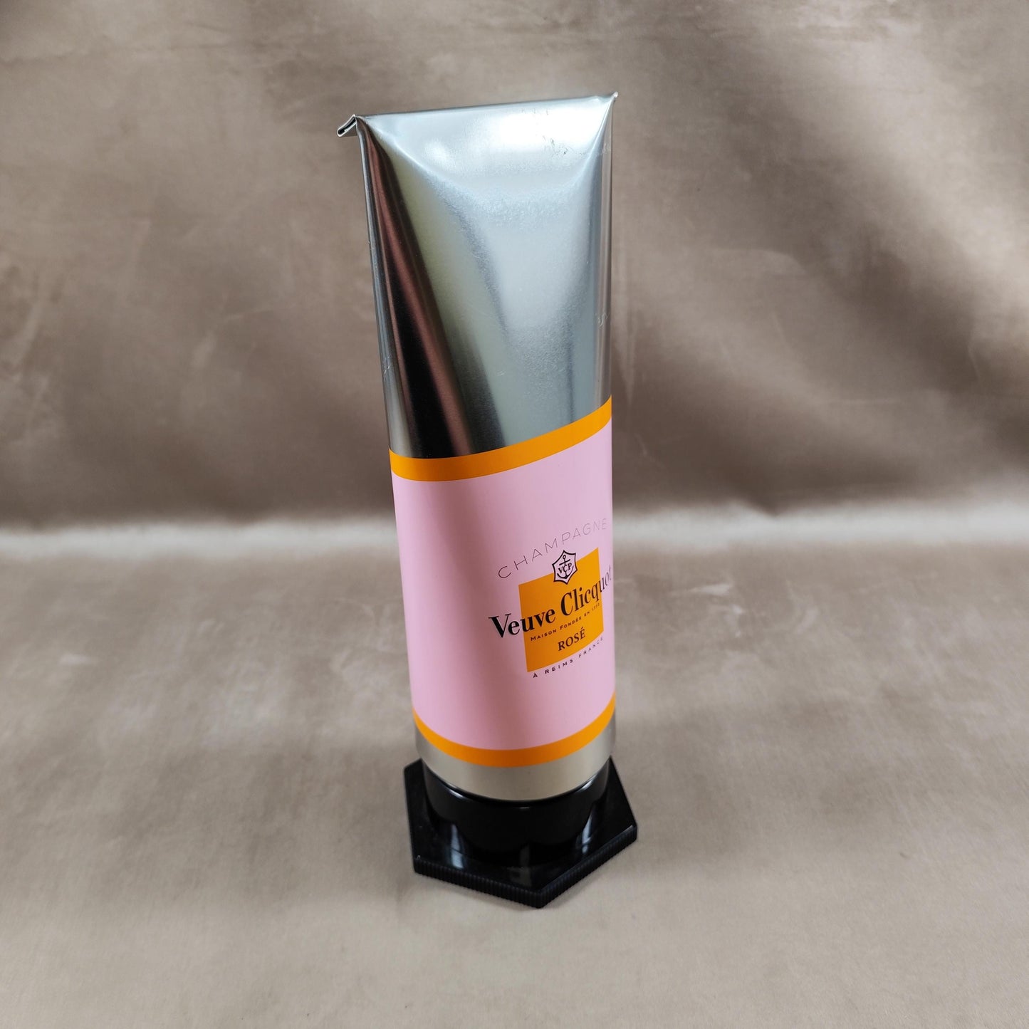 Etui isotherme pour de bouteille de Champagne Veuve Clicquot Rosé en forme de tube de gouache Made in France Vintage 2000