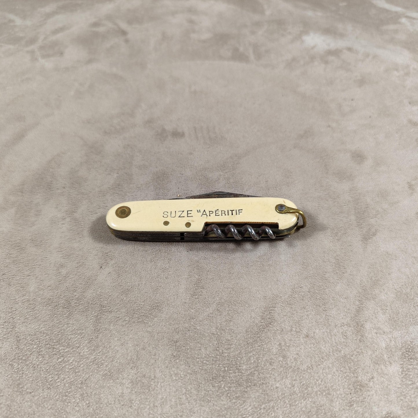 Couteau pliant Suze en métal et plastique Made in France Vintage 1960