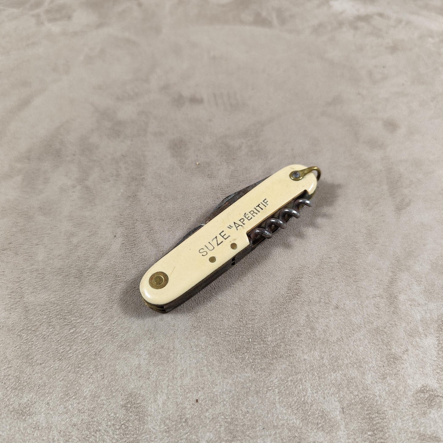Couteau pliant Suze en métal et plastique Made in France Vintage 1960