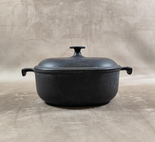 Cocotte LE CREUSET par Enzo Mari en fonte noire Made in France Vintage 1970