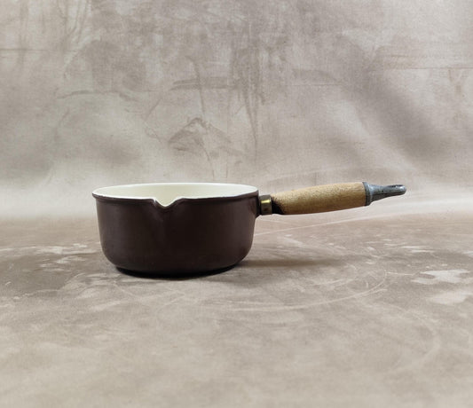 Casserole LE CREUSET avec bec verseur en fonte émaillée marron et manche en bois Made in France  Vintage 1970