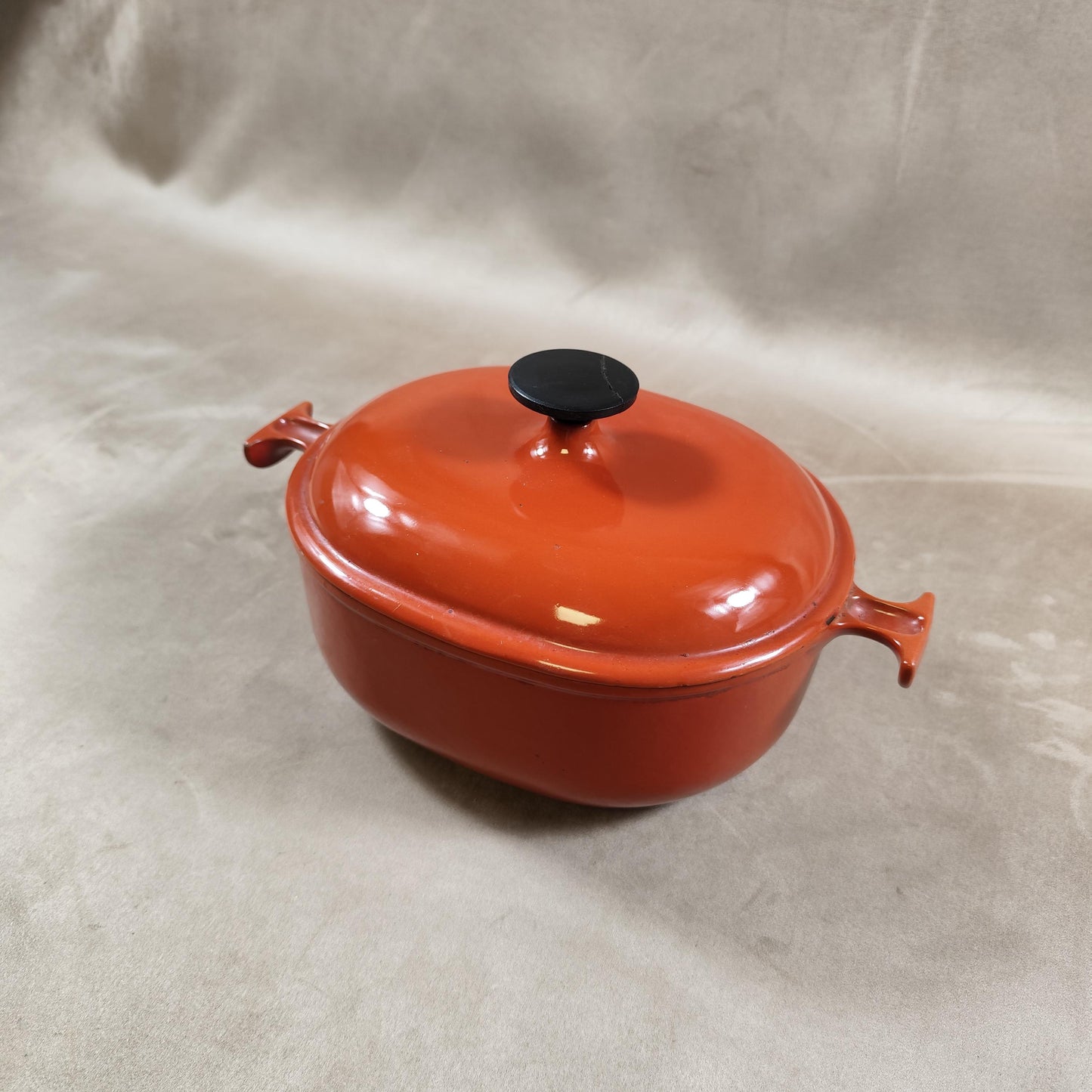 Cocotte LE CREUSET par Enzo Mari en fonte émaillée marron Made in France Vintage 1970