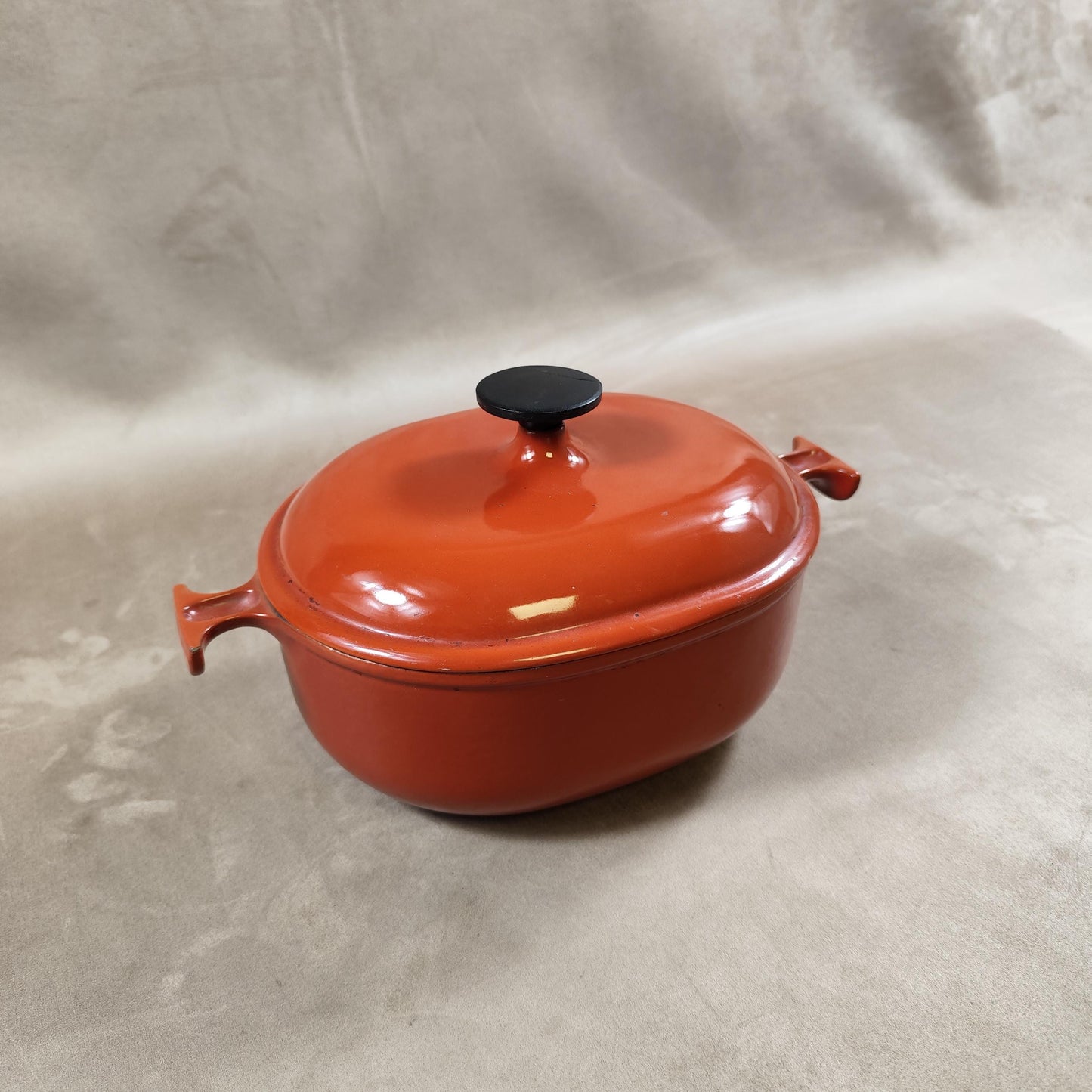 Cocotte LE CREUSET par Enzo Mari en fonte émaillée marron Made in France Vintage 1970